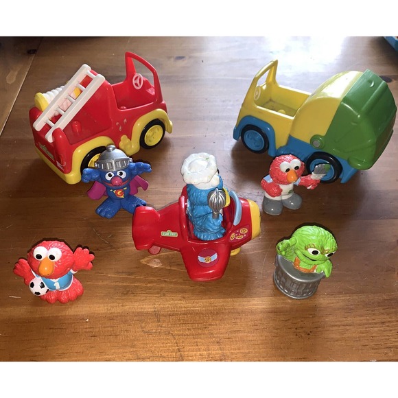 Hasbro 2010-13 Sesame Street Workshop Airplane,fire truck, & stroller + figures - Picture 2 of 9